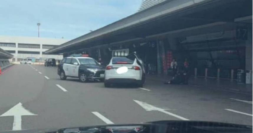 1輛白色特斯拉的蔡姓駕駛疑似違法攬客，不僅拒絕配合攔檢還試圖衝撞員警。（圖／翻攝畫面）