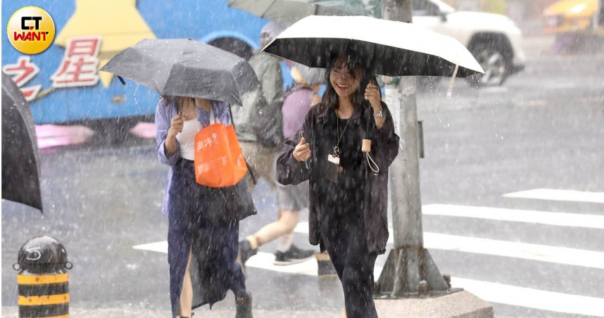 中央氣象署今（23）日稍早針對14縣市發布豪大雨特報。（圖／方萬民攝）