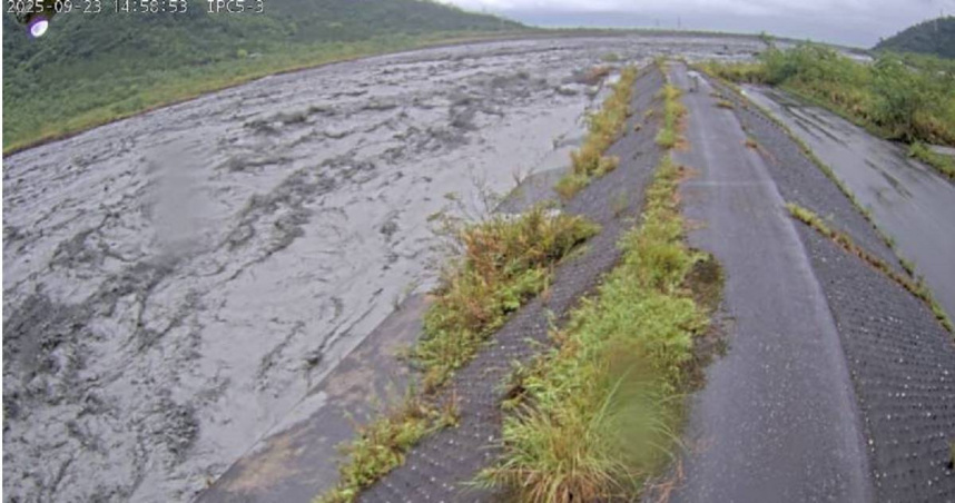 花蓮馬太鞍溪堰塞湖於23日下午2時50分溢流。（圖／翻攝自國有林防災應變及堰塞湖監測系統）