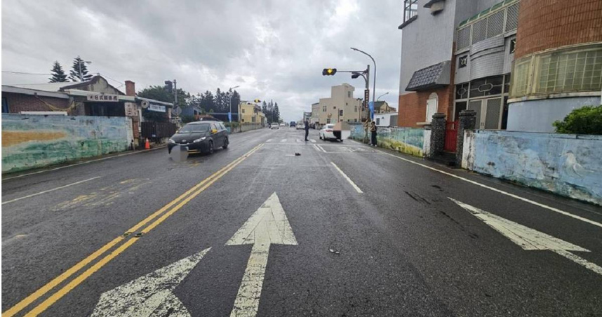 澎湖馬公市204號縣道興仁段24日早酒駕肇事的死亡車禍發生後，現場道路上還留有死者一只鞋子和眼鏡。（圖／馬公警分局提供）