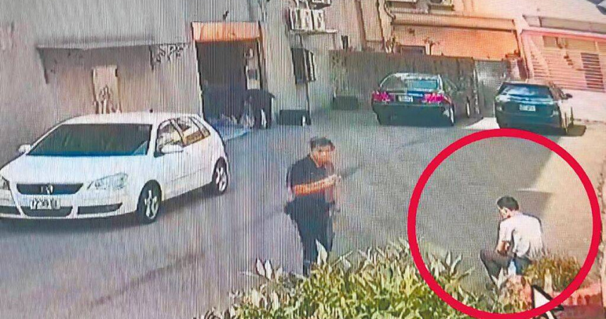 台中市大甲區21歲陳姓女子近日於家中身亡，陳母涉重嫌遭台中地檢署聲押禁見獲准，陳父（紅圈處）則從證人身分轉列被告。（圖／翻攝畫面）