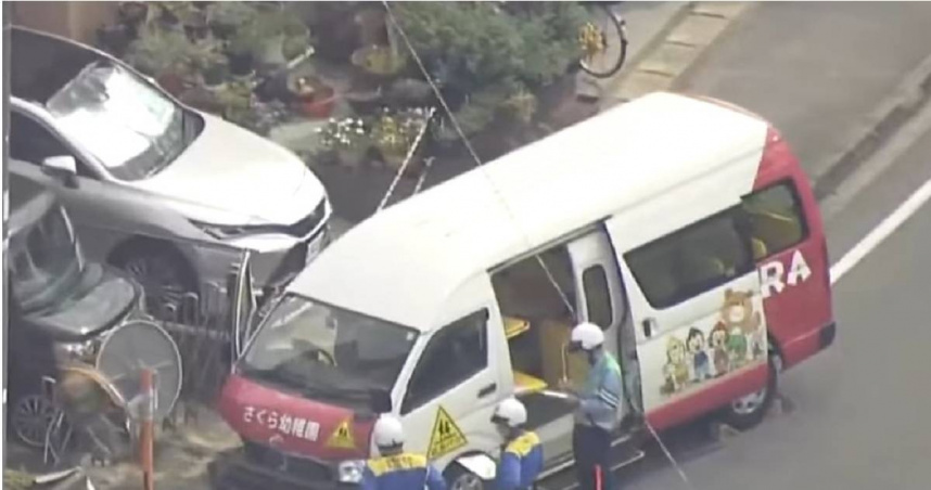 幼稚園娃娃車衝撞民宅。（圖／翻攝YT頻道TBS NEWS DIG Powered by JNN）