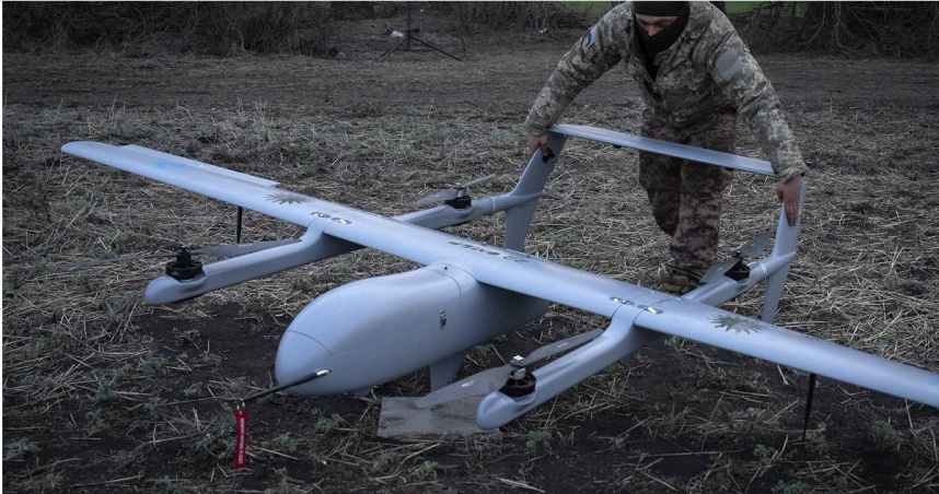 烏克蘭運用無人機深入俄羅斯境內，接連打擊煉油廠。（圖／達志／美聯社）