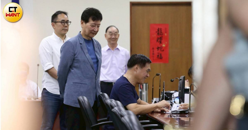 前中廣董事長趙少康質疑，近期大量出現的AI造假影片與假訊息，疑似由境外勢力操作。（ 圖／劉耿豪攝）