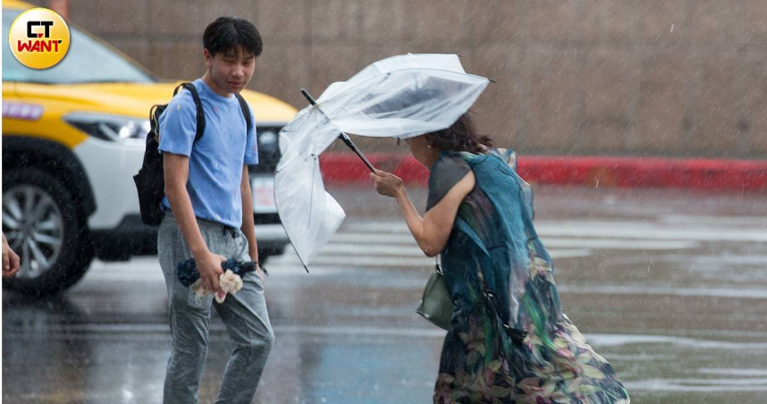 中央氣象署預測，風神颱風最快於本週末生成，下週日開始結合東北季風影響，全台將迎來連續多日降雨。（示意圖／黃威彬攝）