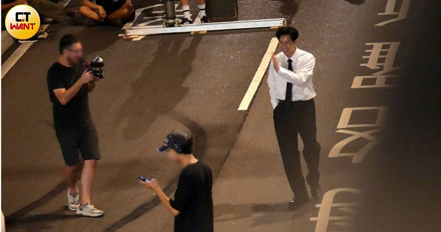 凌晨時Darren出現在拍片現場。（圖／本刊攝影組）