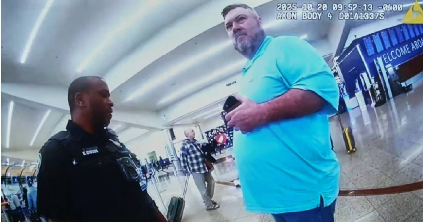 男子揚言要在機場開槍掃射，警方在車內搜出AR-15步槍。（圖／達志／美聯社）