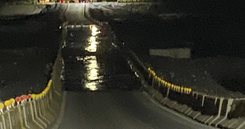 花蓮馬太鞍溪新堰塞湖今晚近9時溢流，致下游溪水水位快速上升，不僅淹至涵管便道路面，局部結構更遭沖毀。（圖／警方提供）