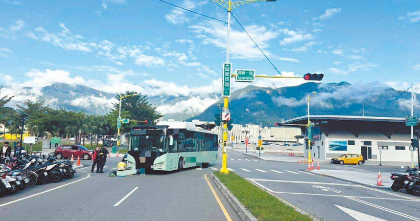 花蓮市國聯一路26日1輛準備左轉的大客車，疑似因視線遭車體A柱遮擋未注意，當場將走在斑馬線上的77歲林姓老翁撞倒，造成林翁頭部重創、腿部及肩胛骨多處骨折，昏迷指數僅3。（圖／民眾提供／中國時報吳佩蓉宜蘭傳真）