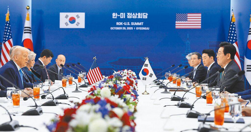 美國總統川普（左）29日在慶州亞太經合會（APEC）領導人峰會期間，與韓國總統李在明（右）舉行會晤。（圖／路透）