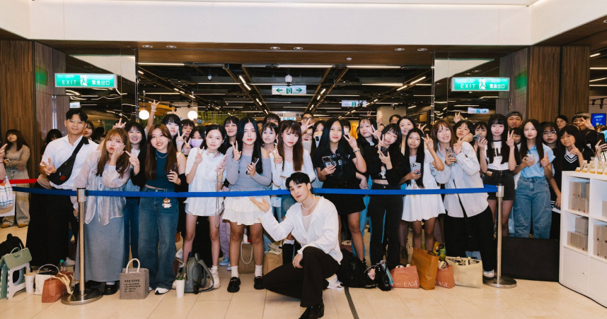 黃偉晉擔任香氛一日店長，與現場300名粉絲相見歡。（圖／Ease香氛提供）