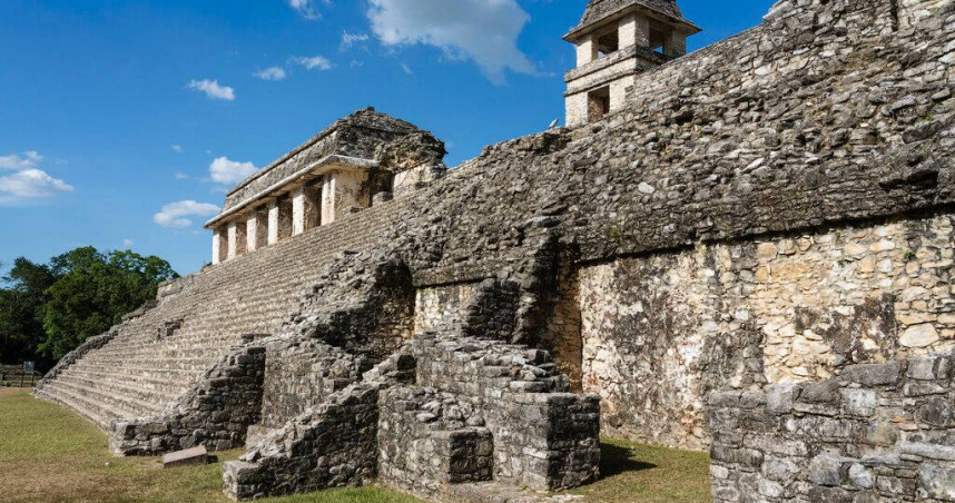 考古學家在遺址中央發現多件玉器與儀式用品，排列方式呈十字形，象徵宇宙四方與神祇信仰，反映馬雅人對宇宙秩序的具象詮釋。（圖／達志／美聯社）