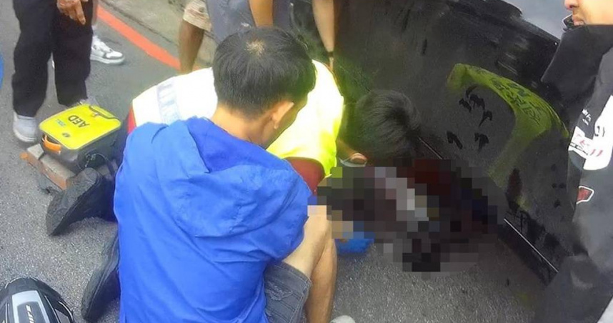 戴姓男子10日下午遭黑色賓士車撞上身亡，戴父心痛不已，懇求民眾提供車禍當時的畫面。（圖／翻攝畫面）