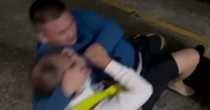 男子拒下車暴走攻擊副站長尖叫「我要殺了你」。（圖 ／翻攝畫面）