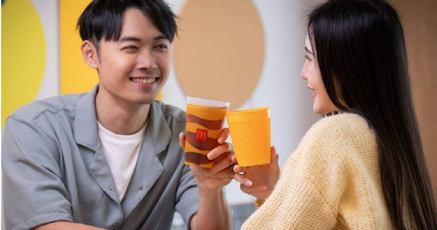 桃園市議員詹江村爆料，有民眾近日到台中麥當勞新大雅店用餐，在店內使用重複清洗的內用飲料杯，喝飲料後「感覺奇怪且不舒服」，當晚就被急診送醫，並診斷出「消化道灼傷」。（示意圖／翻攝台灣麥當勞官網）