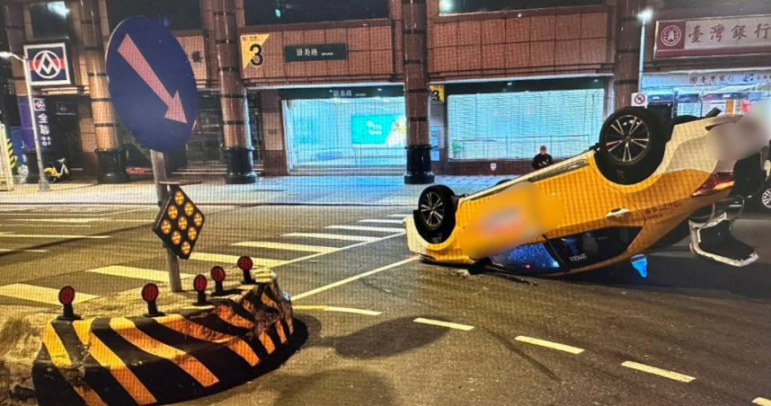 計程車左轉過頭「整輛翻肚」4輪朝天嚇壞路人。（圖 ／翻攝畫面）
