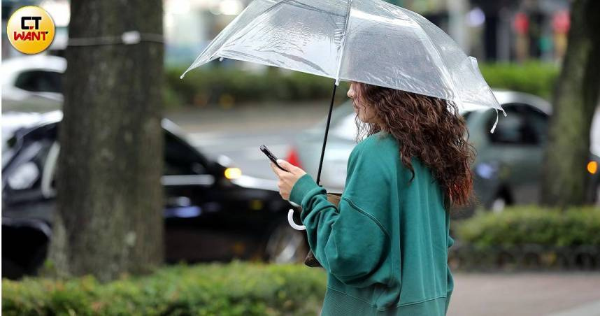 氣象署表示，明天（17日）東北季風稍增強，迎風面降雨逐漸增加，基隆北海岸、宜蘭地區及大臺北山區有短暫雨，並有局部較大雨勢發生的機率。（示意圖／周志龍攝）