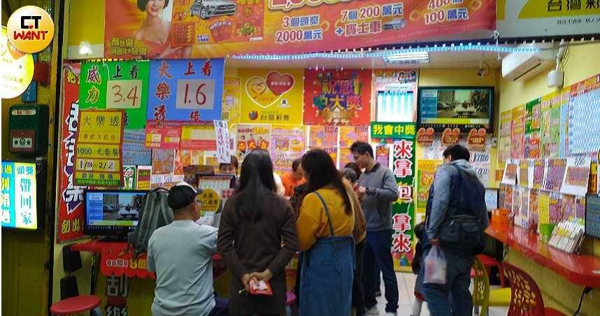 大樂透第114000117期26日晚間開獎，頭獎獎金保證新台幣1億元，中獎號碼正式出爐。（圖／李蕙璇攝）