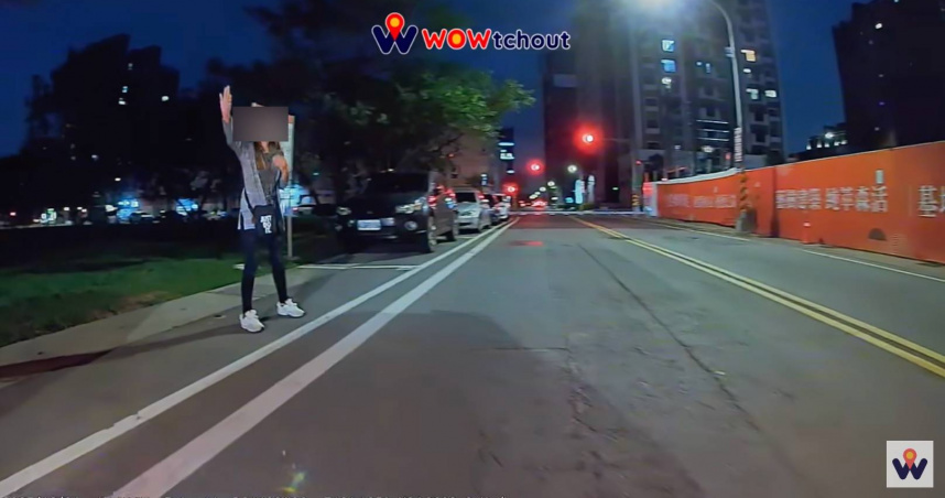 女子人肉佔車位，駕駛一言不發直接倒車逼退她。（圖／翻攝YouTube／ WoWtchout - 地圖型行車影像分享平台）