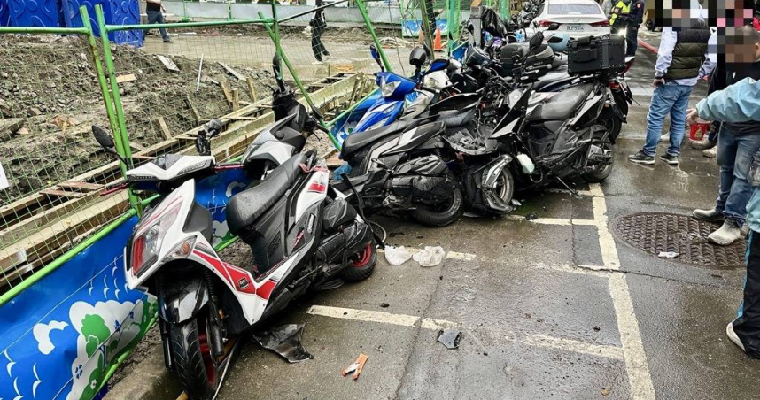 一名黃姓男子27日行經板橋溪頭街時無照又毒駕逆向暴衝，造成1名騎士遭撞飛，全身多處骨折。（圖／翻攝畫面）