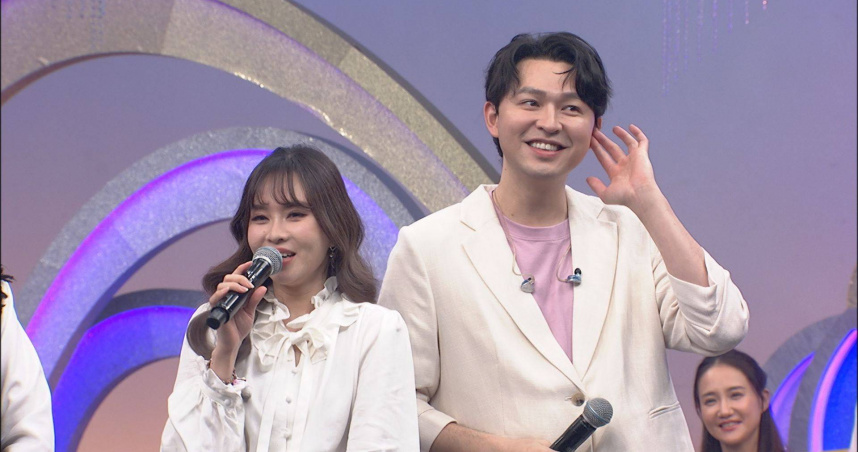 李子森大聲尖叫獻花示愛杜忻恬（左）。（圖／中視提供）