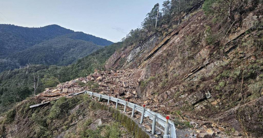 北橫明池路段驚天坍方道路瞬間全數掩埋。（圖 ／翻攝畫面）