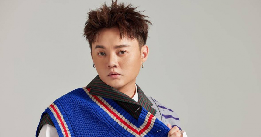 許富凱捐出2021年首次站上台北小巨蛋《拾歌》 演唱會穿著的造形外套。（圖／何樂音樂提供）