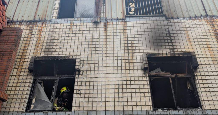 基隆市安樂區崇德路山區民宅發生火警，85歲失明老婦在里長協助下脫困送醫。（圖／翻攝畫面）