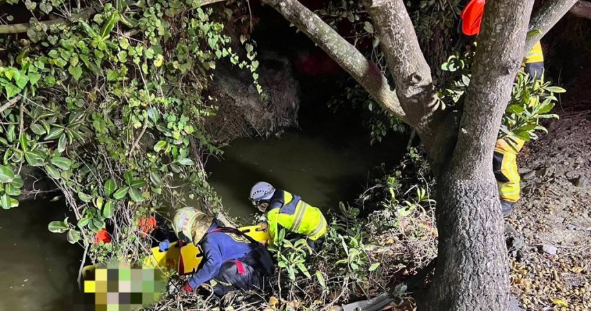 屏東崁頂85歲老翁晨運時不慎跌落水溝樹枝堆，警消合力救援送醫，所幸無大礙。（圖／翻攝畫面）