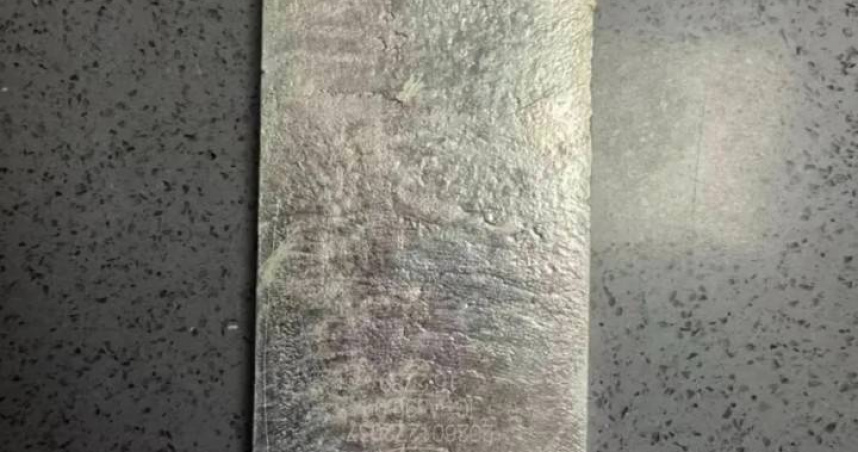 大陸湖北省丹江口市公安局三官殿派出所近日接獲轄區民眾張先生報案，稱其網購的快遞包裹中，意外多出一塊來歷不明、份量不輕的銀板。（圖／翻攝自瀟湘晨報）