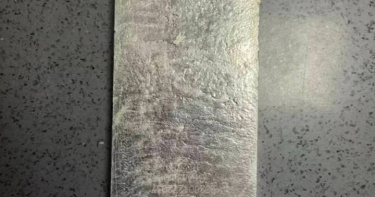 大陸湖北省丹江口市公安局三官殿派出所近日接獲轄區民眾張先生報案，稱其網購的快遞包裹中，意外多出一塊來歷不明、份量不輕的銀板。（圖／翻攝自瀟湘晨報）