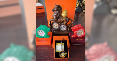 2026年「錢母」木紋駿馬載著聚寶盆，有「馬上發財、財運奔騰」美意。另外還有紅、綠色貔貅造型的展示座，象徵駿馬開拓財源，貔貅守住財庫。（圖／楊登嵙提供）