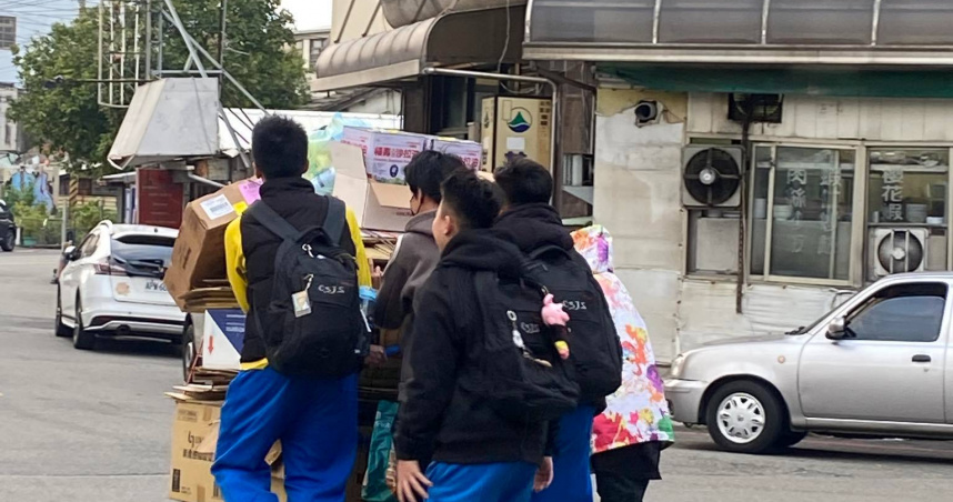 台中清水4名國中生放學途中看見阿嬤推回收車差點翻倒，立刻上前幫忙推車，暖心畫面被作家拍下分享。（圖／翻攝自作家吳曉樂臉書）