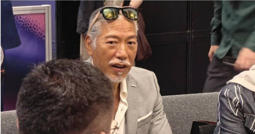 張耀揚睽違多年公開露面，一頭白髮造型引發關注。（圖／翻攝自小紅書）