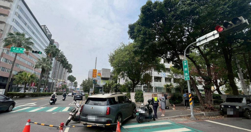 台中西區博館路與忠明路口3月27日上午發生汽車衝撞4輛機車事故，造成5人受傷送醫。（圖／翻攝畫面）