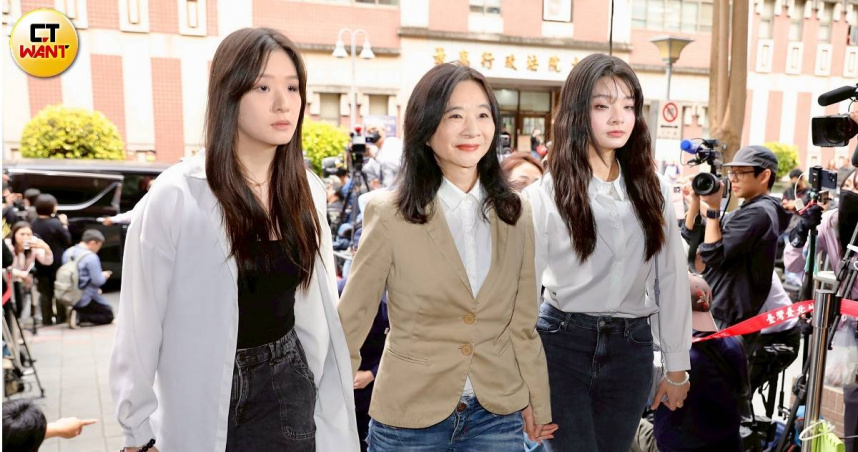 台北市議員應曉薇之女應佳妤（右）近期動作頻頻，未來是否「代母出征」投入選戰引發關注。（圖／方萬民攝）