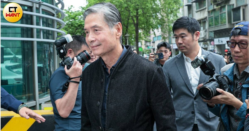 國安會前秘書長金溥聰31日前往刑事局，針對AI影片提告妨害名譽。（圖／黃耀徵攝）