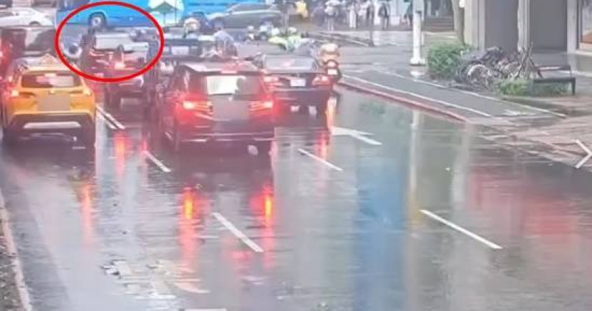 北市大安區信義路與復興南路一段口7日上午發生一起車禍事故，一輛多元計程車駕駛疑似誤踩油門，整輛車暴衝撞上5名騎士。（圖／翻攝畫面）