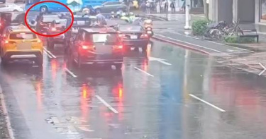 北市大安區信義路與復興南路一段口7日上午發生一起車禍事故，一輛多元計程車駕駛疑似誤踩油門，整輛車暴衝撞上5名騎士。（圖／翻攝畫面）