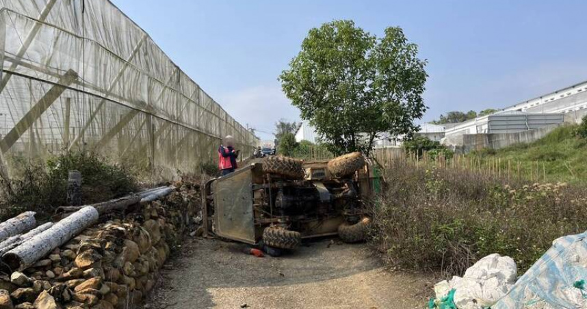 一名印尼籍移工11日下午在埔里鎮大坪頂產業道路搭乘農藥噴霧車返程時發生翻覆，移工被壓車底身亡。（圖／翻攝畫面）