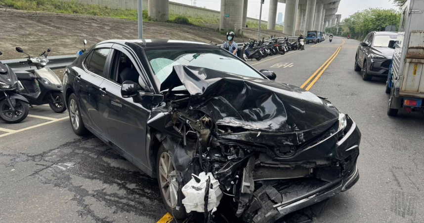 犯嫌拒捕新北刑大包夾圍捕逮人　偵防車遭撞成廢鐵驚悚畫面曝光