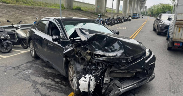 新北刑大17日在五股圍捕犯嫌，嫌犯拒捕衝撞，將偵防車撞成廢鐵。（圖／翻攝畫面）
