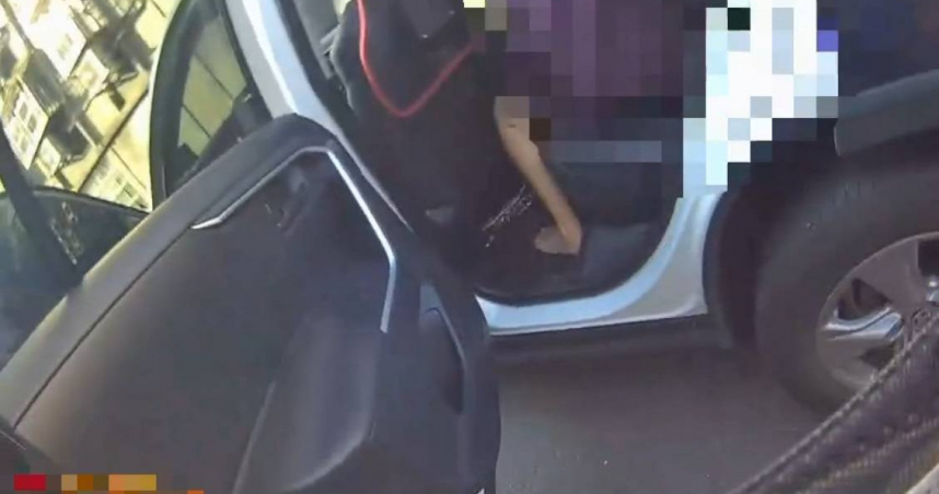 板橋街頭驚見阿婆持雙刀揮舞朝學生跑　警噴辣椒水制伏強制送醫