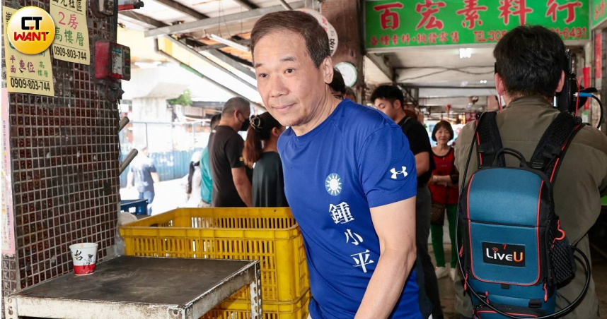 鍾小平陪同萬華市場攤商開記者會，質疑受災戶在控訴損鄰後遭密集稽查，批評疑似「被查水表」。（圖／黃耀徵攝）