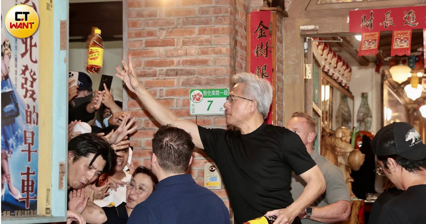輝達黃仁勳發送飲料、食品予守候的民眾。（圖／黃耀徵攝）
