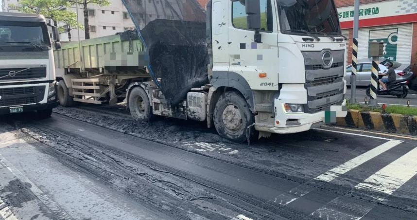 新北蘆洲曳引車半路故障「黑汙泥灑滿地」　路邊車輛慘遭波及