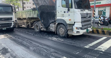 新北蘆洲一輛曳引車疑因車斗故障，大量汙泥傾倒路面，波及路邊停放車輛。（圖／翻攝畫面）