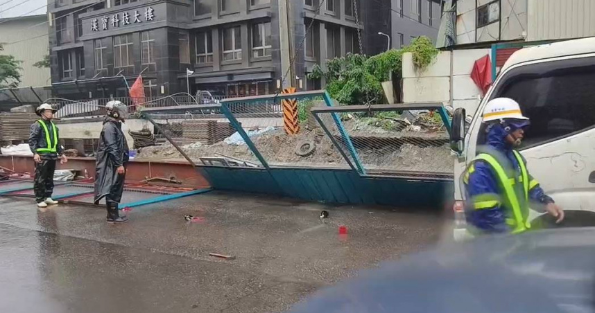 巴威強風吹垮汐止工地整排鐵皮圍籬　工程人員冒雨搶修防