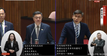 行政院長卓榮泰與民進黨立委鍾佳濱在立法院就颱風假期間股市是否照常交易交換意見。（圖／截自國會頻道）