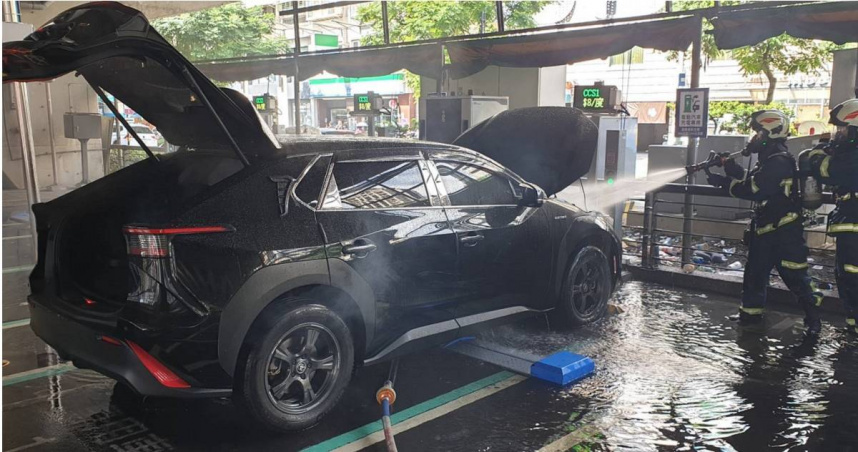 電動車停車充電突冒火！　警消獲報急灌救
